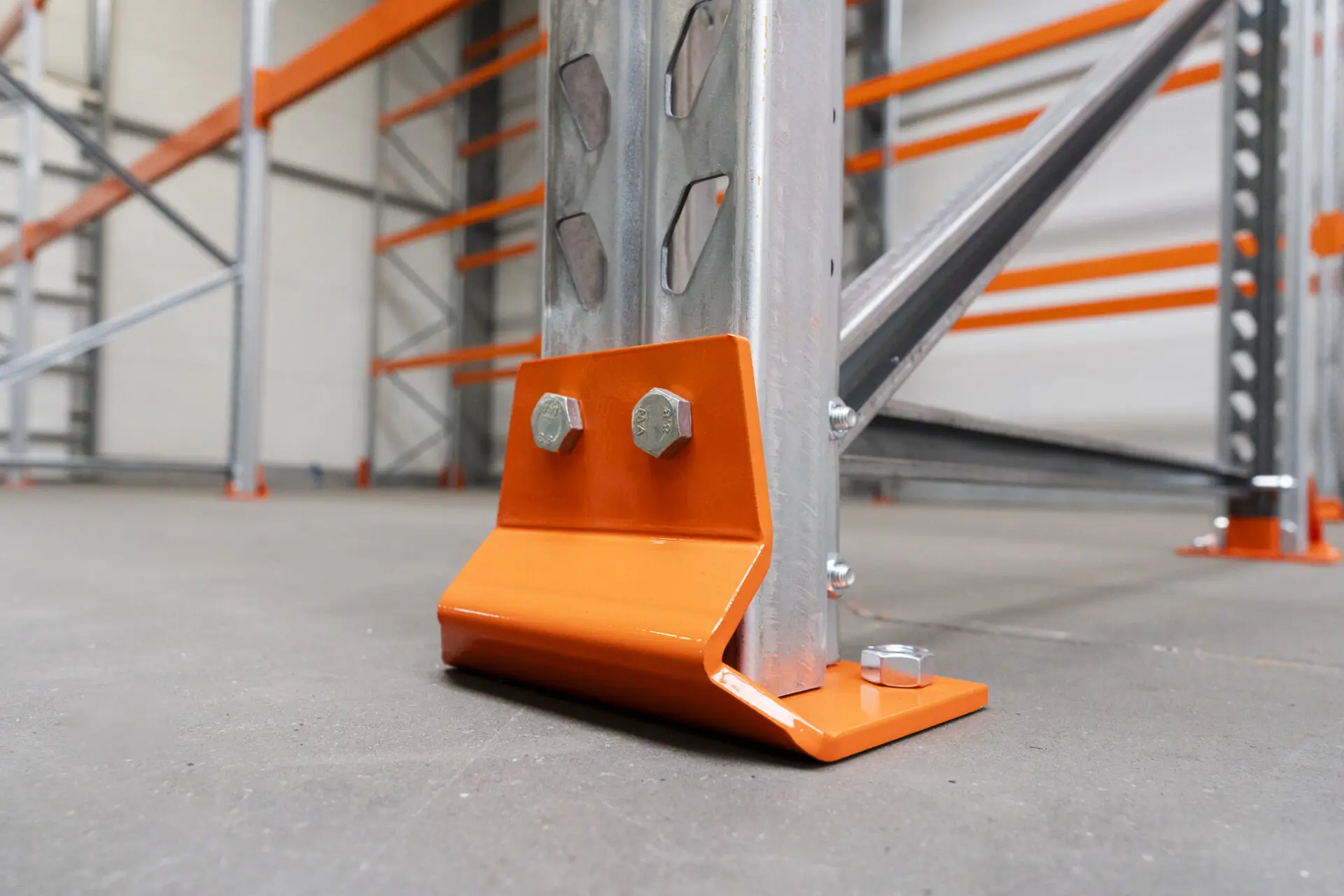 Stopa ramy z osłoną przeciwnajazdową w kolorze pomarańczowym